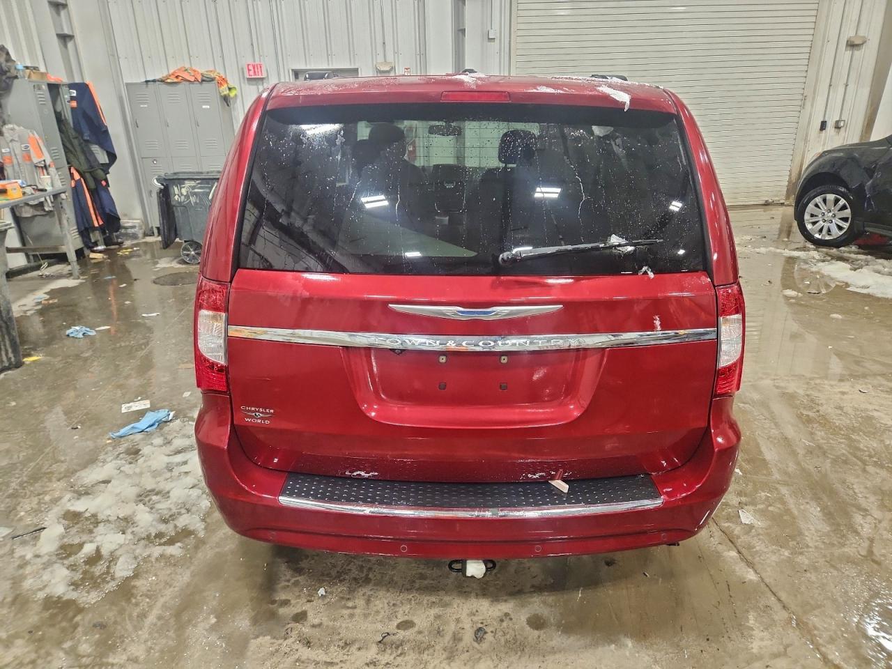 2012 Chrysler Town & Country Touring L - Фото 6