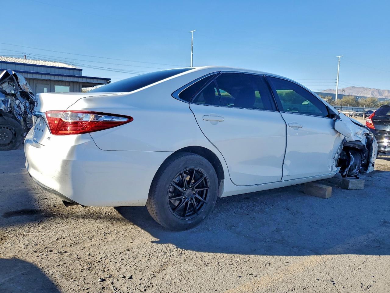2017 Toyota Camry Le - Фото 3