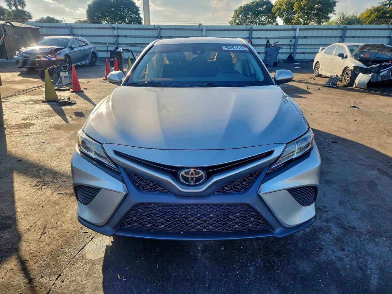 2020 Toyota Camry Se - Фото 5