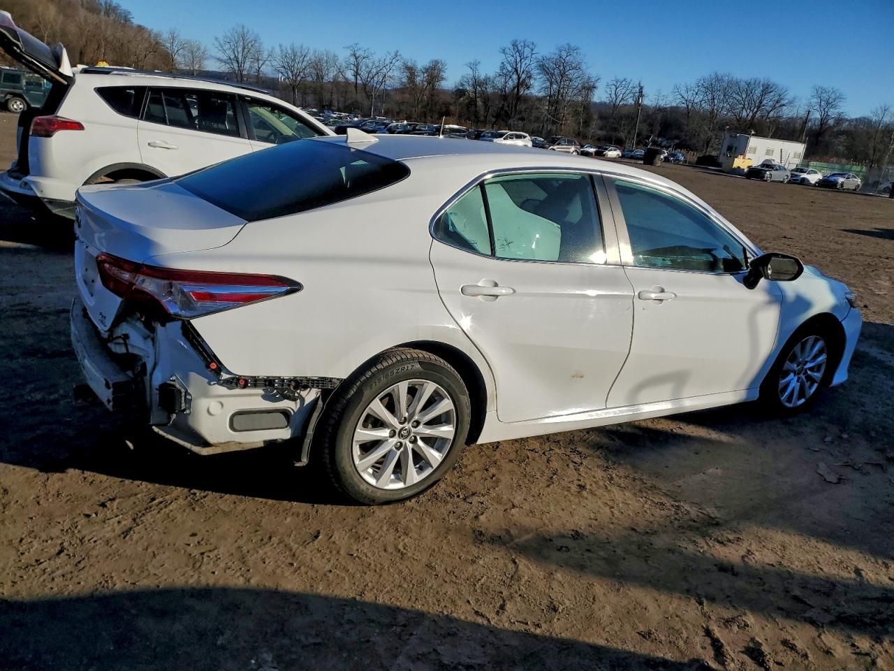 2020 Toyota Camry Le - Фото 3