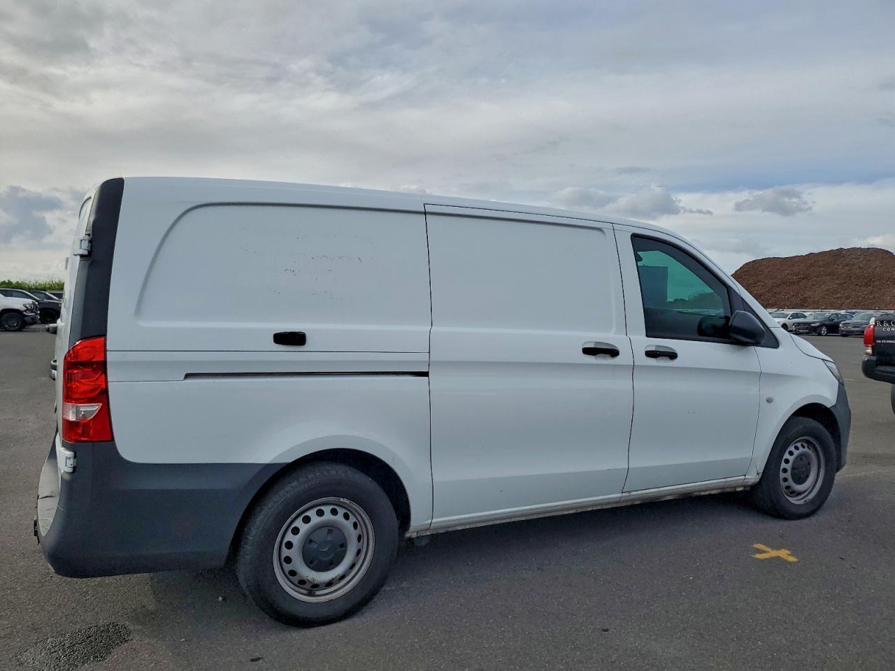 2023 Mercedes Benz Metris Utility / Service Van - Image 3
