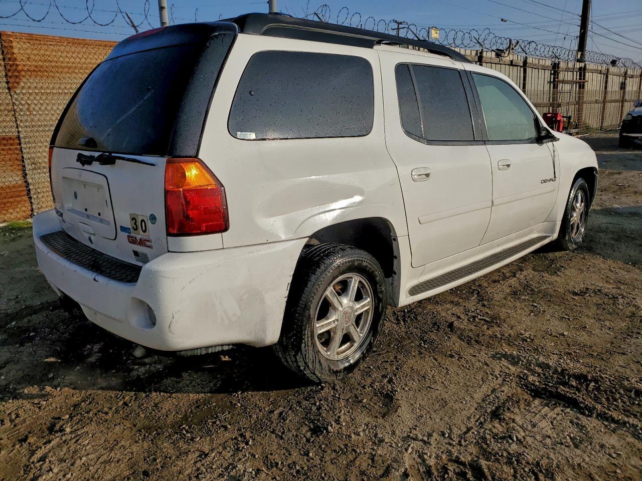 2005 GMC Envoy Denali Xl - Image 3
