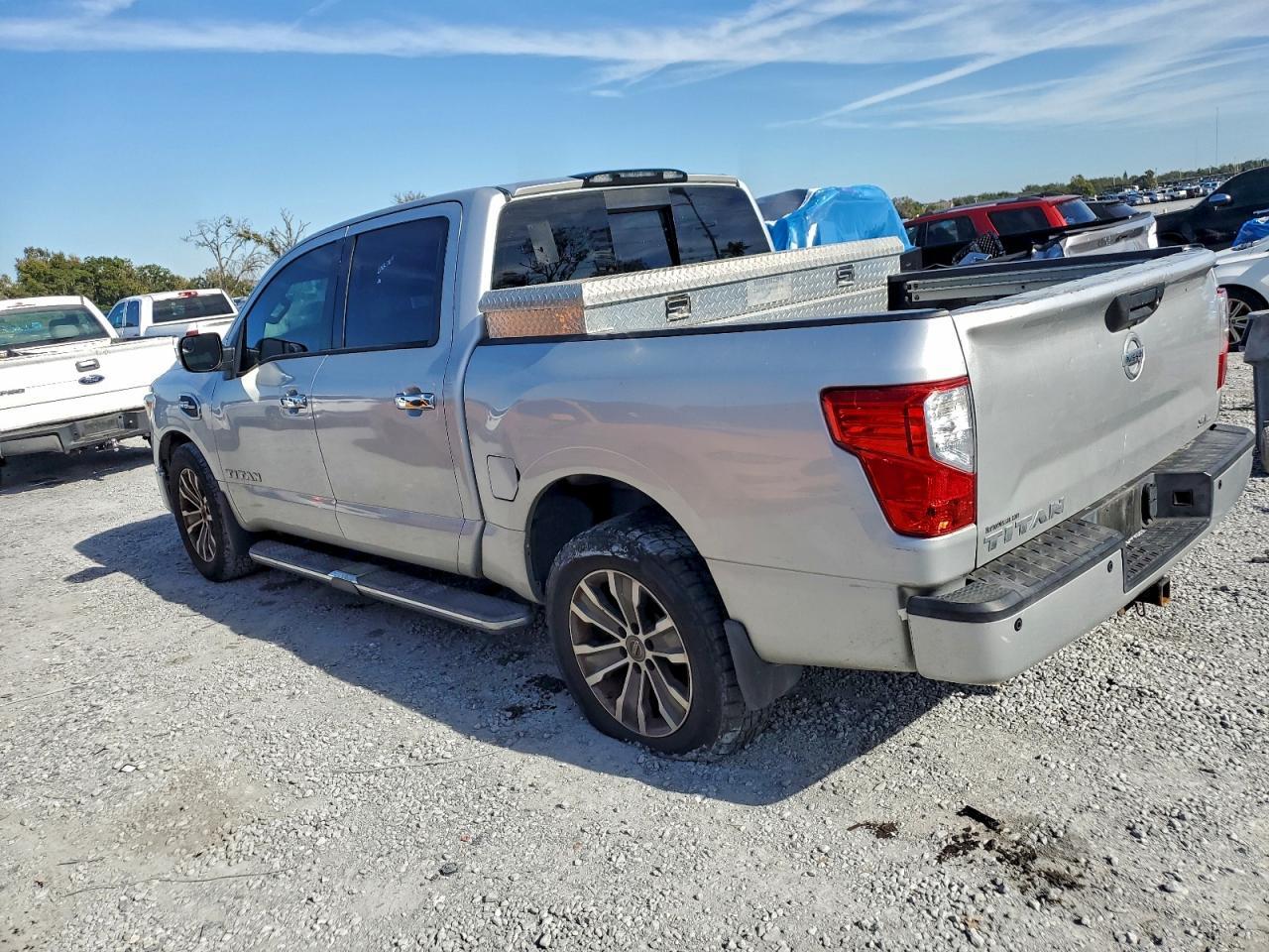 2017 Nissan Titan Sv - Image 2