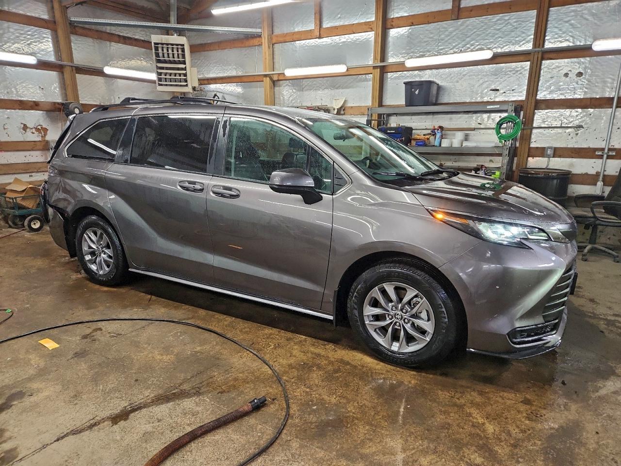 2022 Toyota Sienna Le - Image 4