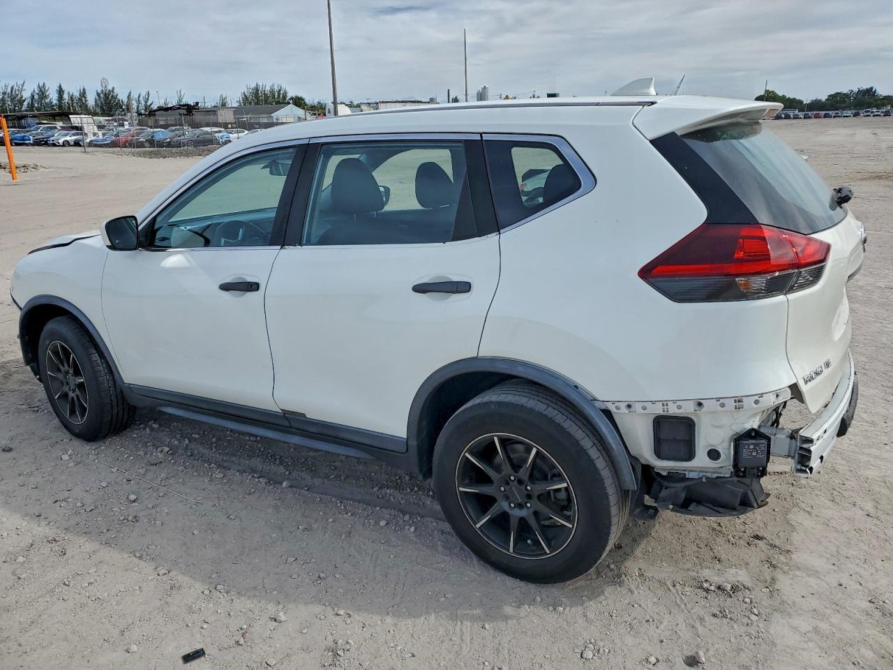 2018 Nissan Rogue S - Фото 2