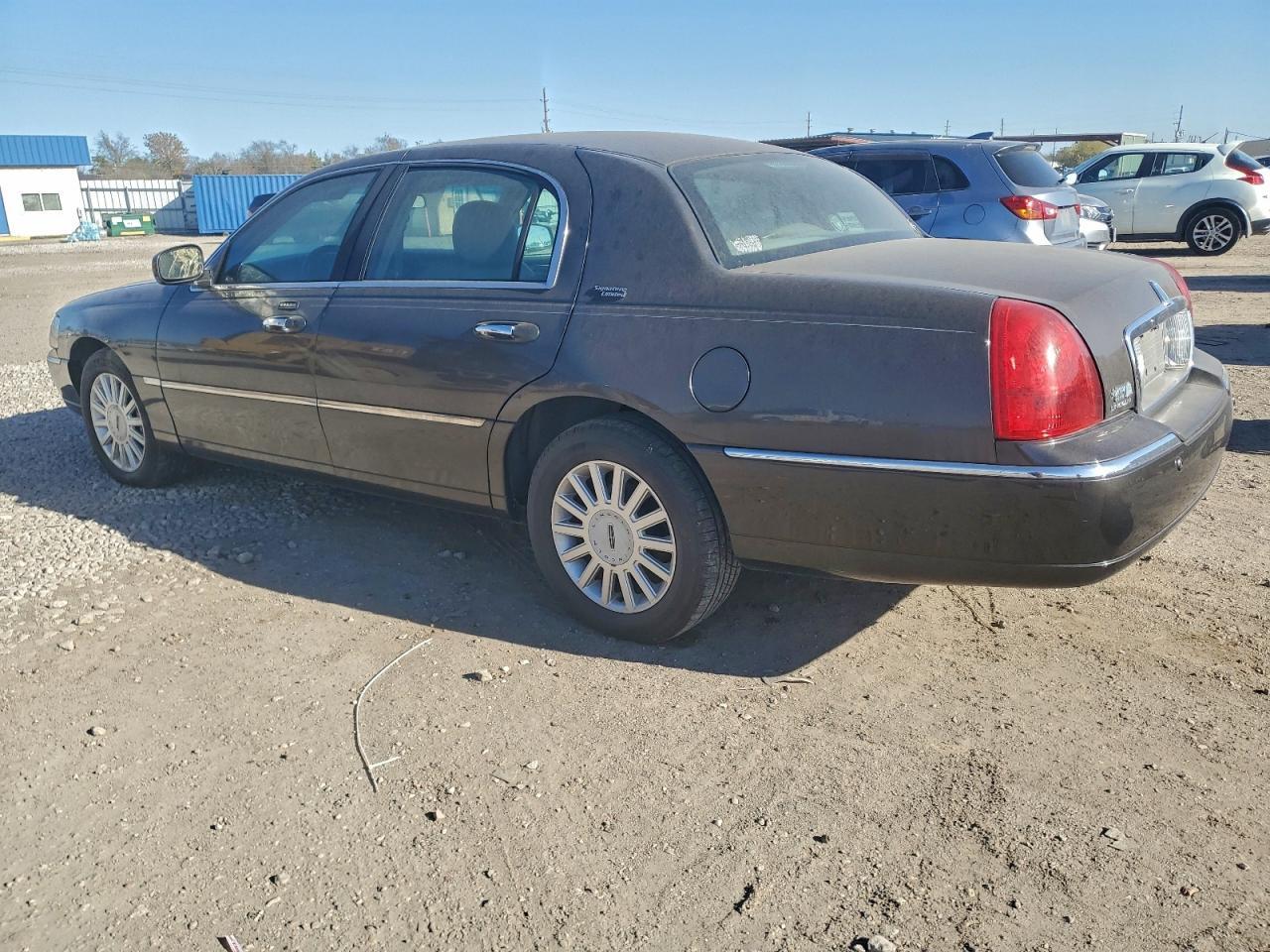 2005 Lincoln Town Car Signature Limited - Фото 2