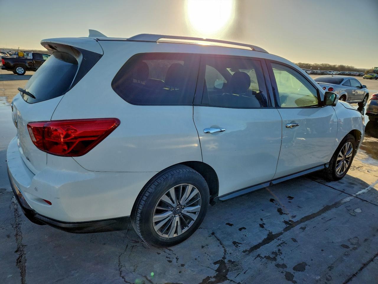 2019 Nissan Pathfinder S - Image 3