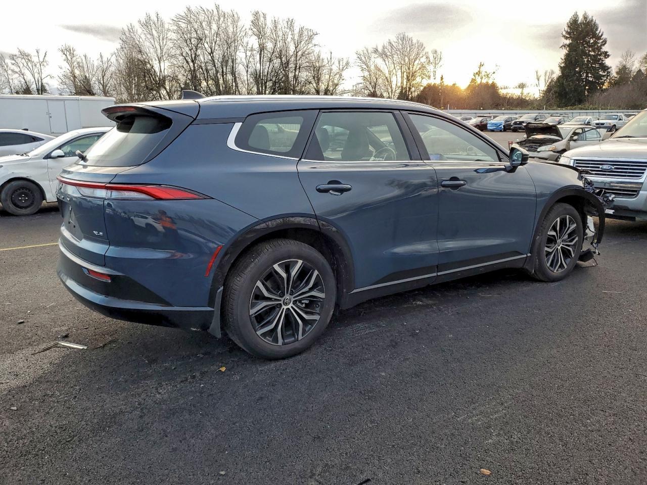 2025 Toyota Crown Signia Xle - Фото 3