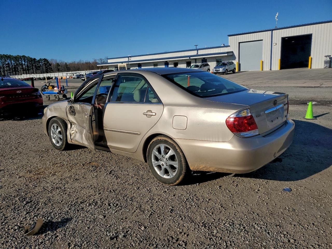 2005 Toyota Camry Le - Image 2