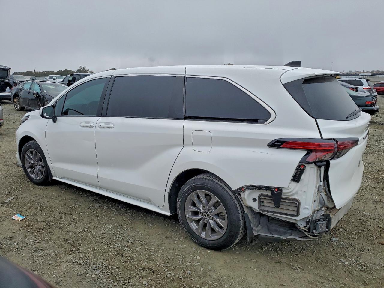2022 Toyota Sienna Le - Фото 2