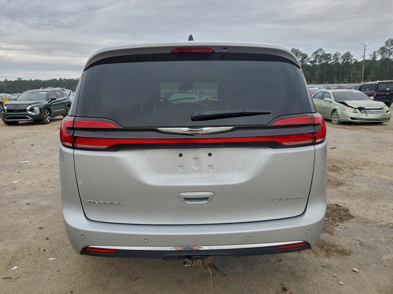 2023 Chrysler Pacifica Limited - Image 6