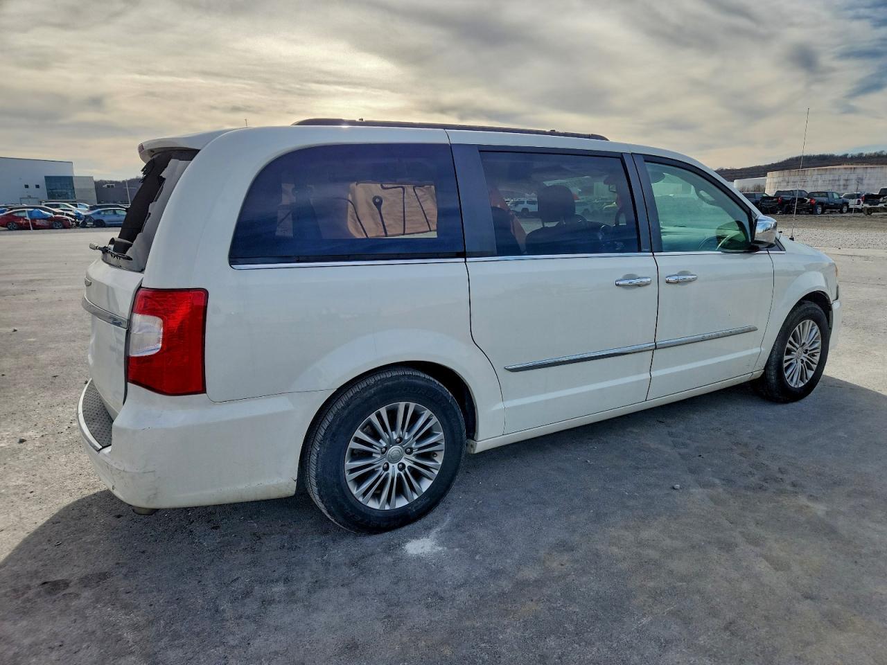 2013 Chrysler Town & Country Touring L - Фото 3
