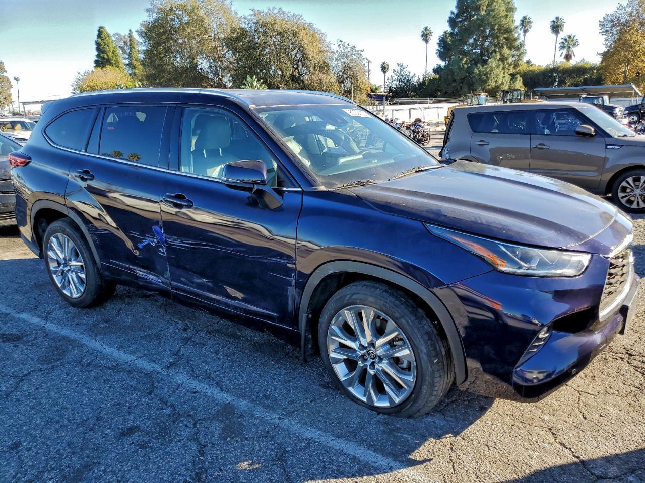 2022 Toyota Highlander Hybrid Limited - Image 4