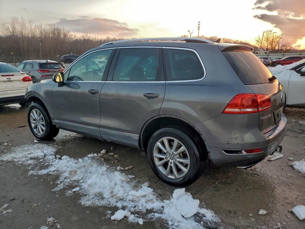 2014 Volkswagen Touareg V6 - Image 2