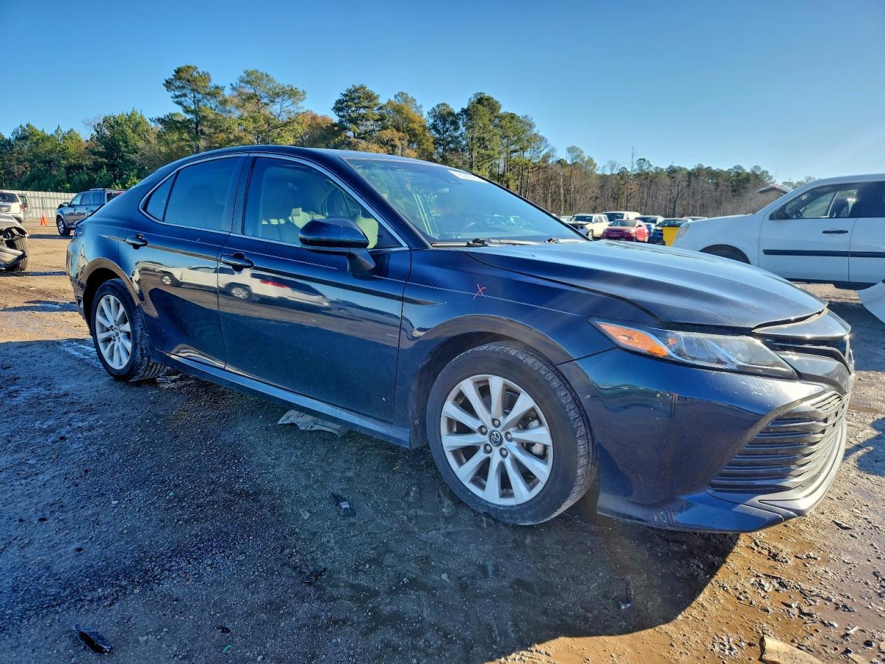 2020 Toyota Camry Le - Фото 4