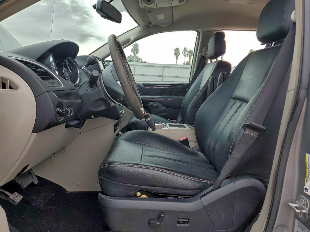 2015 Chrysler Town & Country Touring - Фото 7