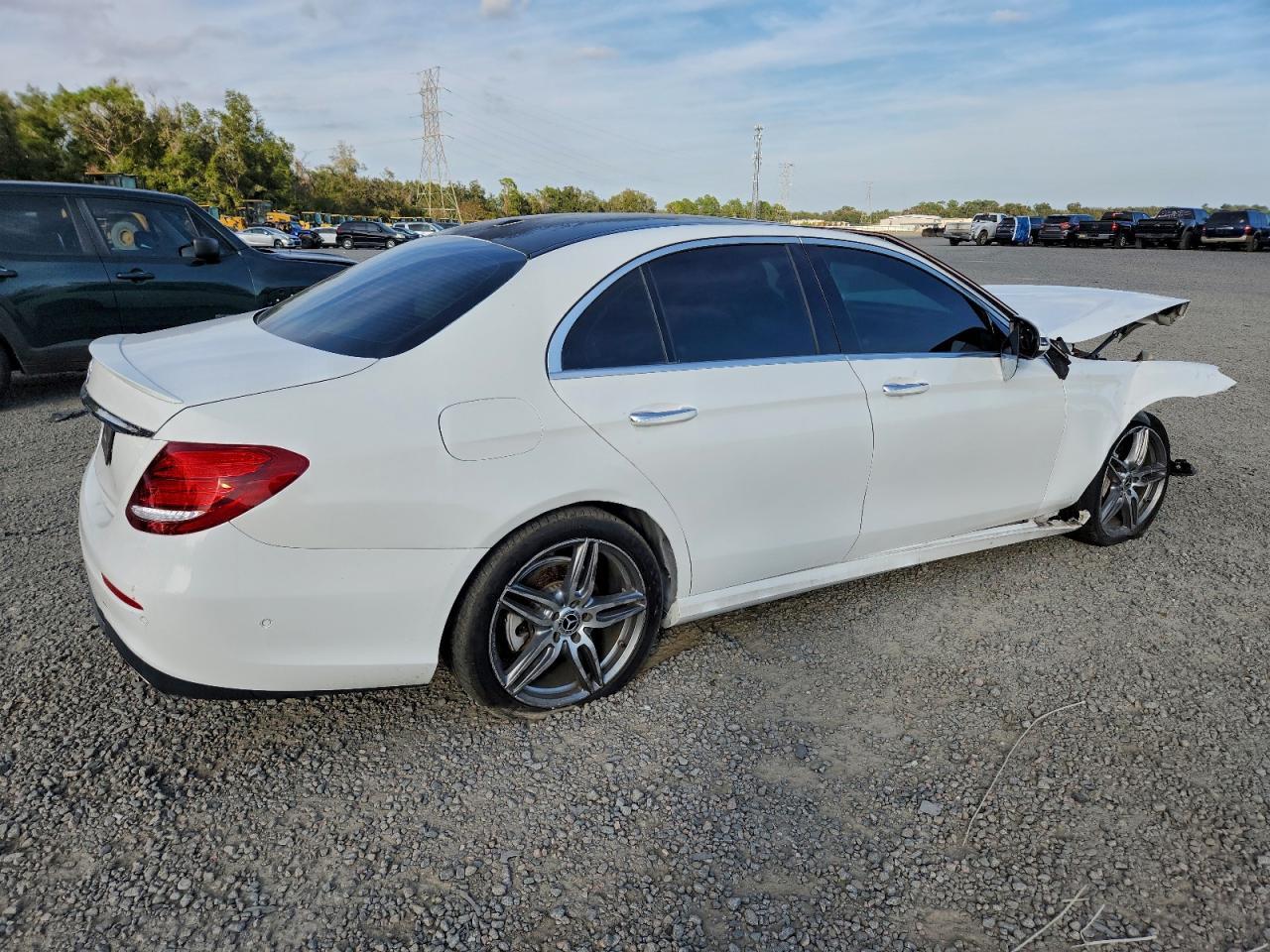 2017 Mercedes-Benz E 300 - Фото 3