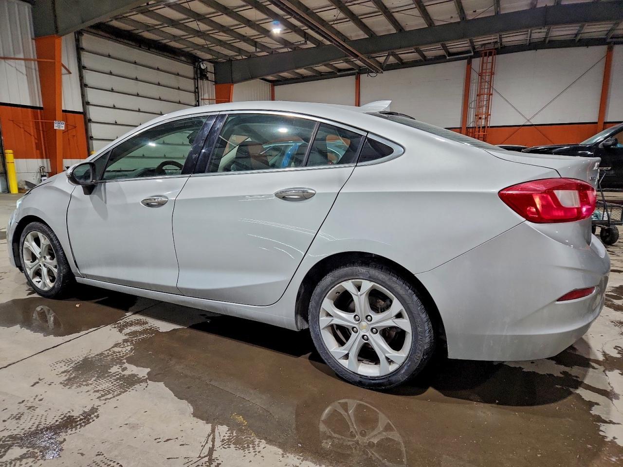 2017 Chevrolet Cruze Premier - Фото 2