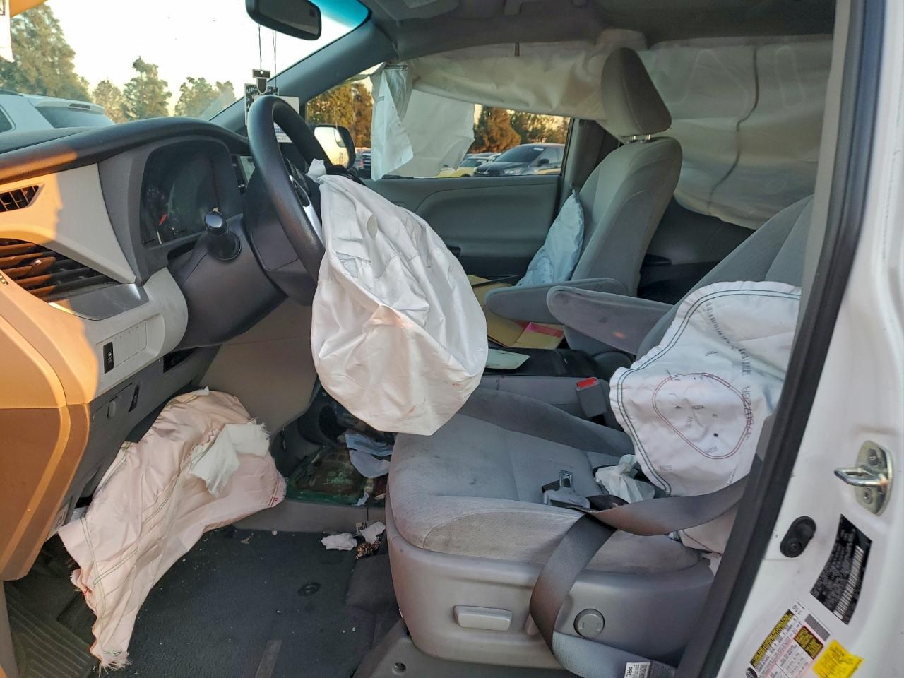 2015 Toyota Sienna Le - Image 7