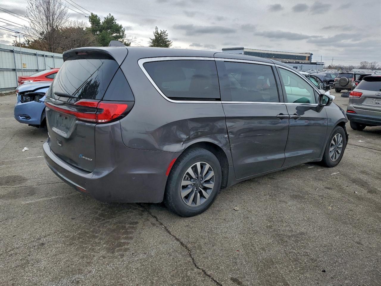 2022 Chrysler Pacifica Hybrid Touring L - Фото 3