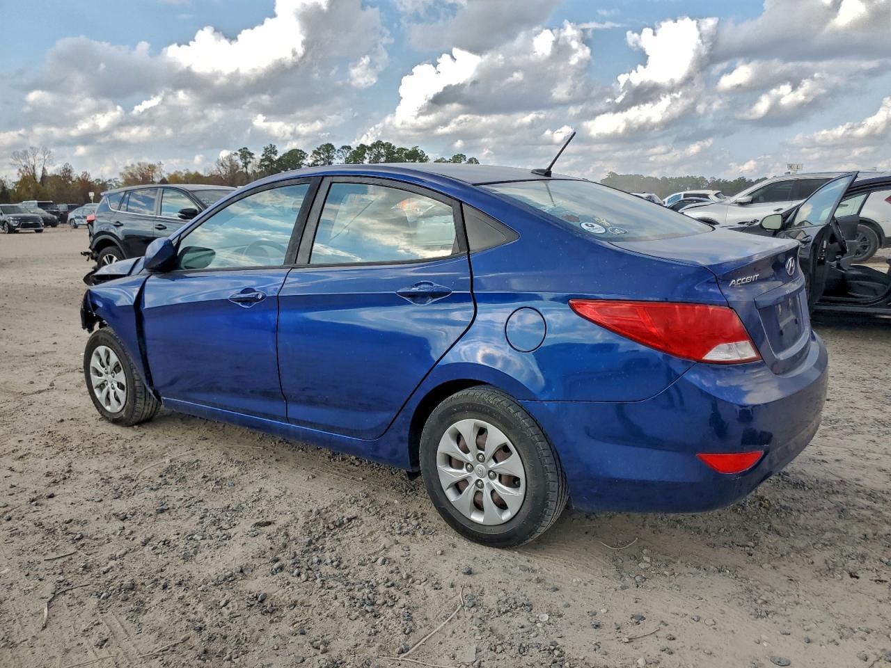 2017 Hyundai Accent Se - Фото 2