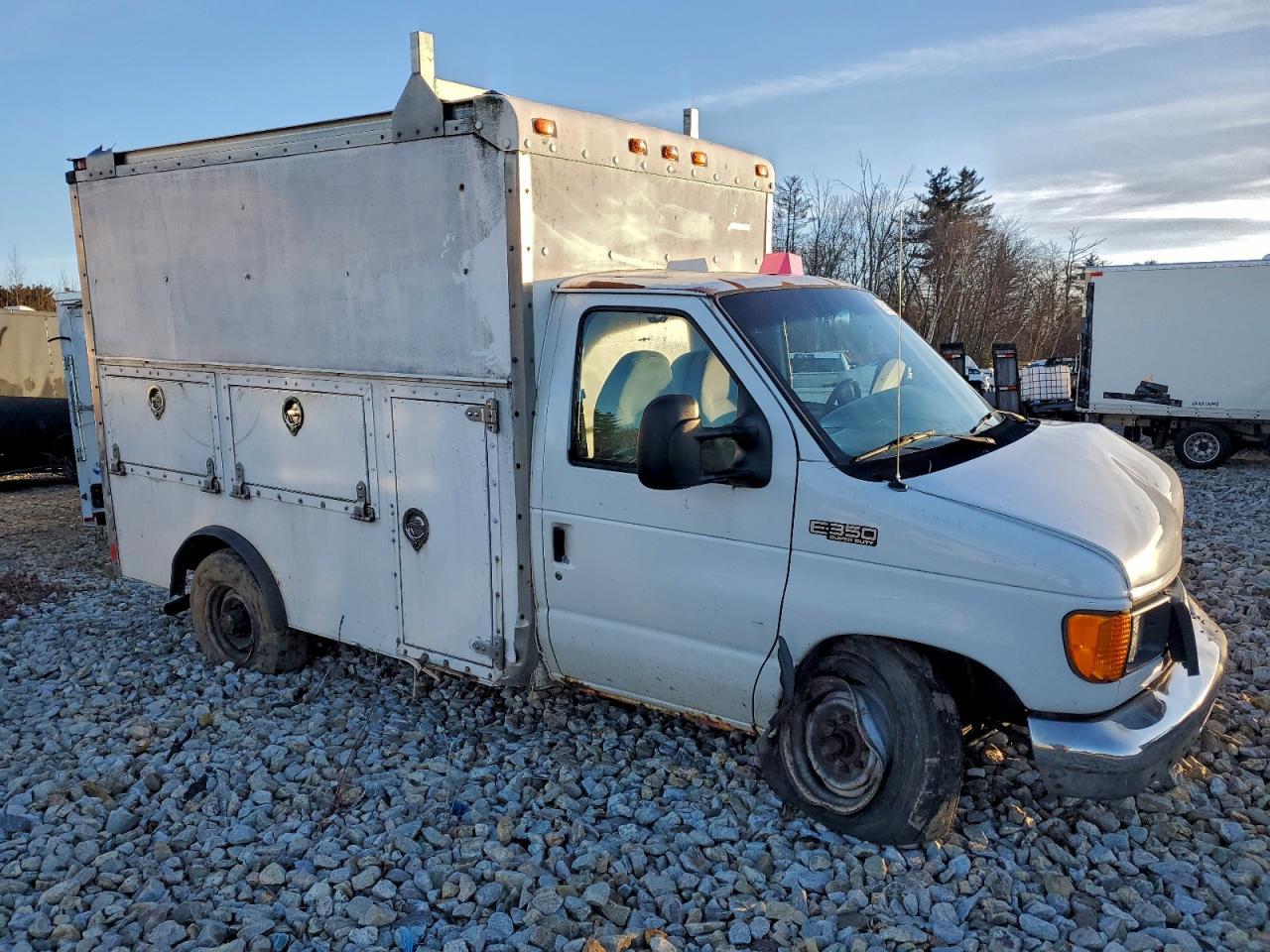 2005 Ford E350 Utility / Service Truck - Image 4