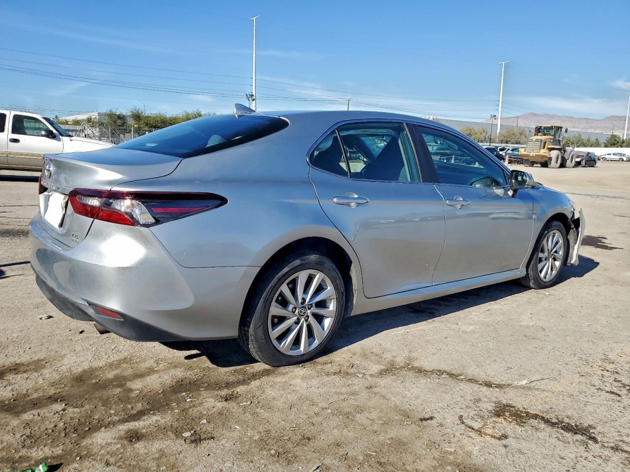 2023 Toyota Camry Le - Фото 3