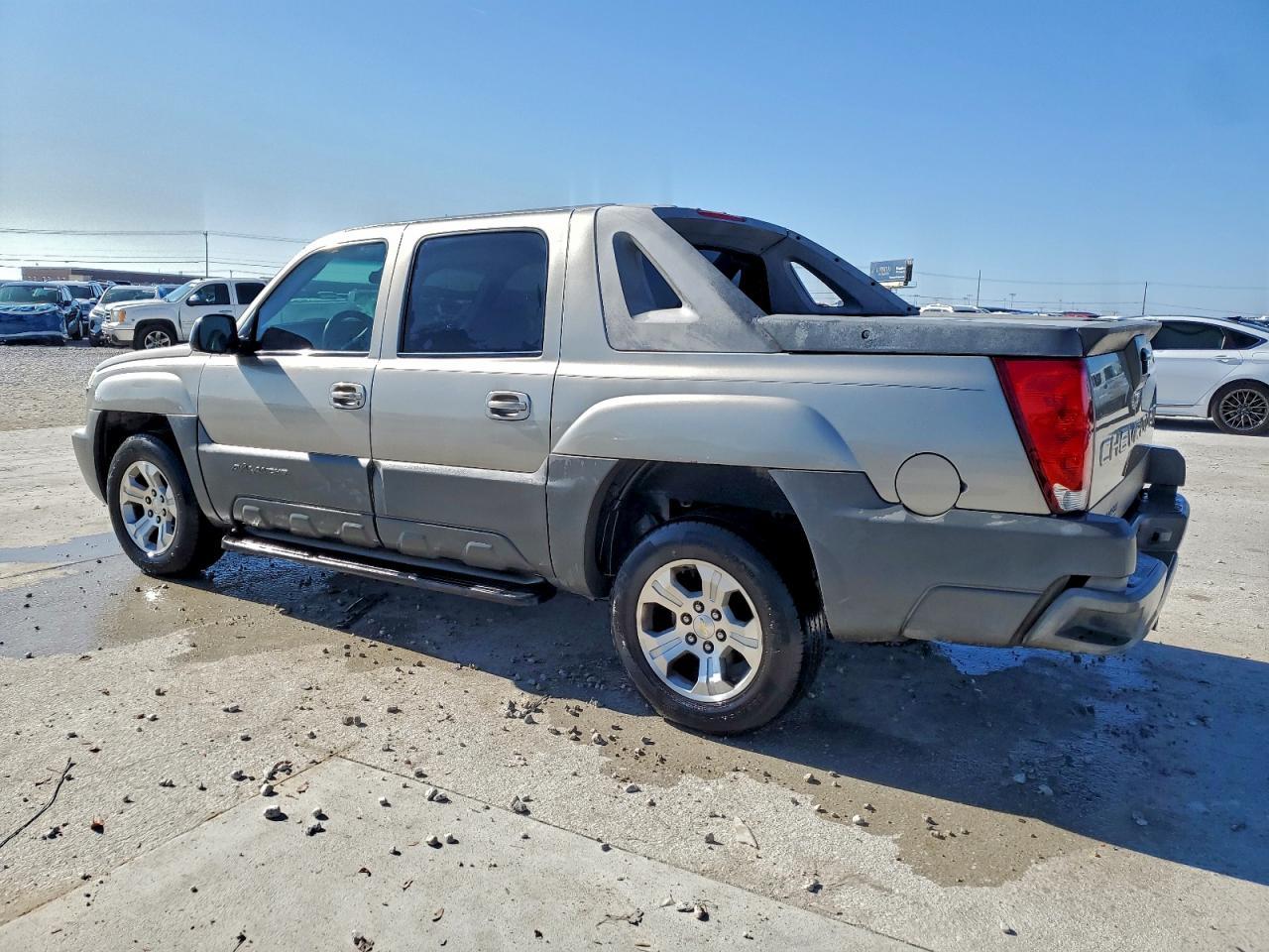 2002 Chevrolet Avalanche C1500 - Image 2