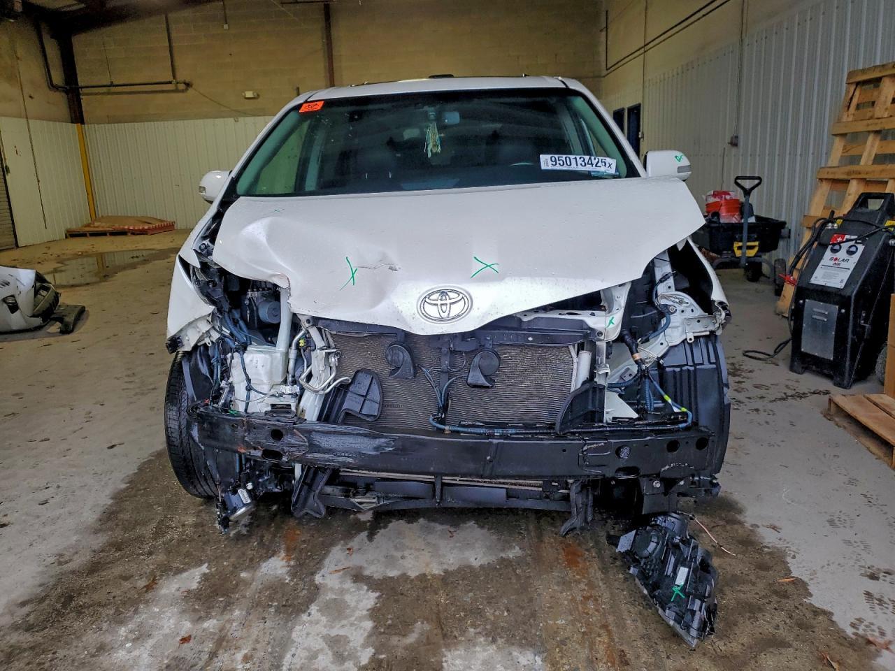 2017 Toyota Sienna Xle - Фото 5