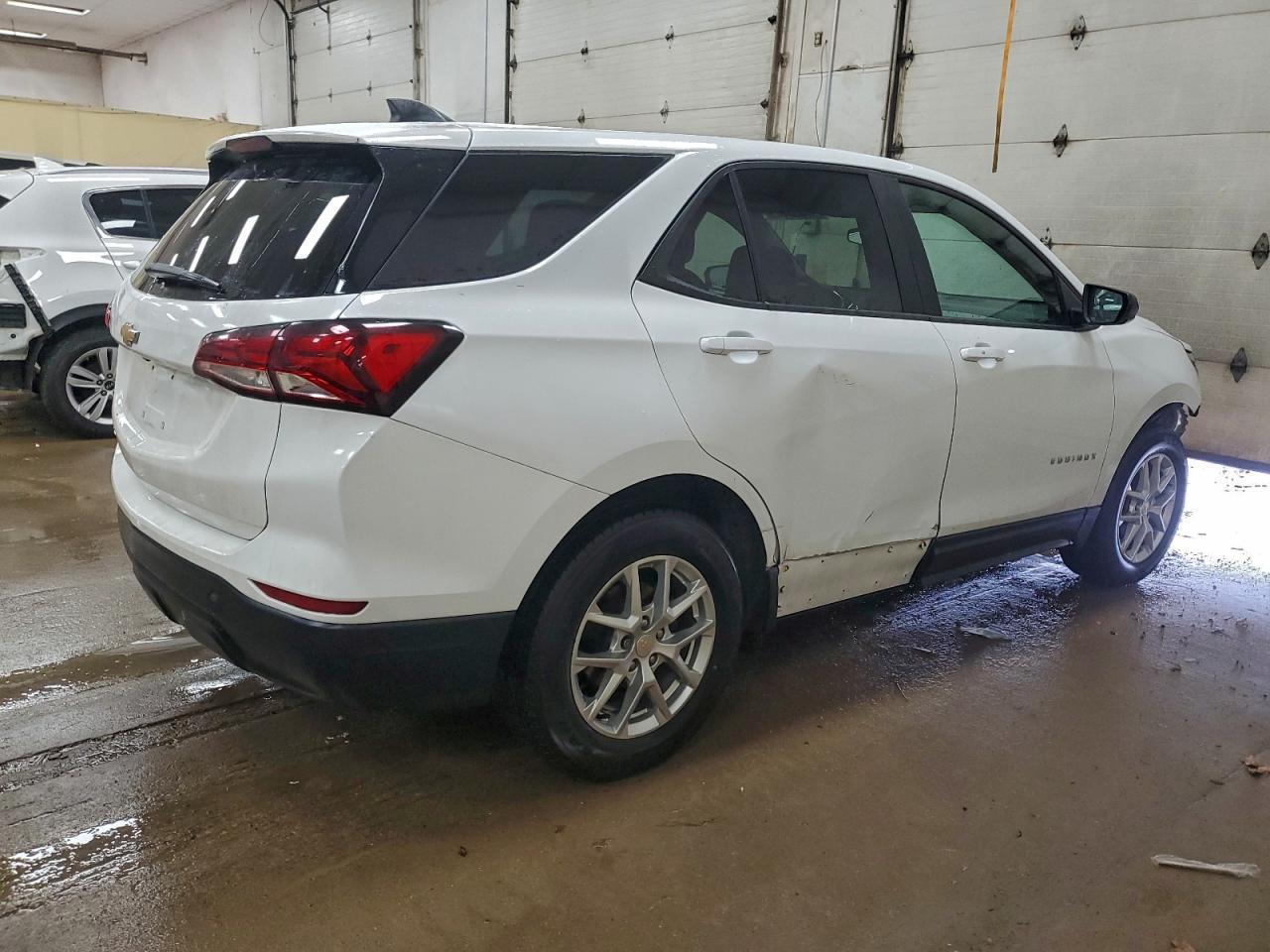 2022 Chevrolet Equinox Ls - Фото 3
