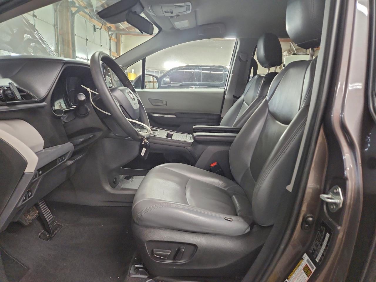 2022 Toyota Sienna Le - Image 7