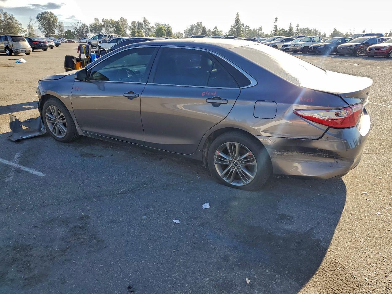 2016 Toyota Camry Le - Фото 2