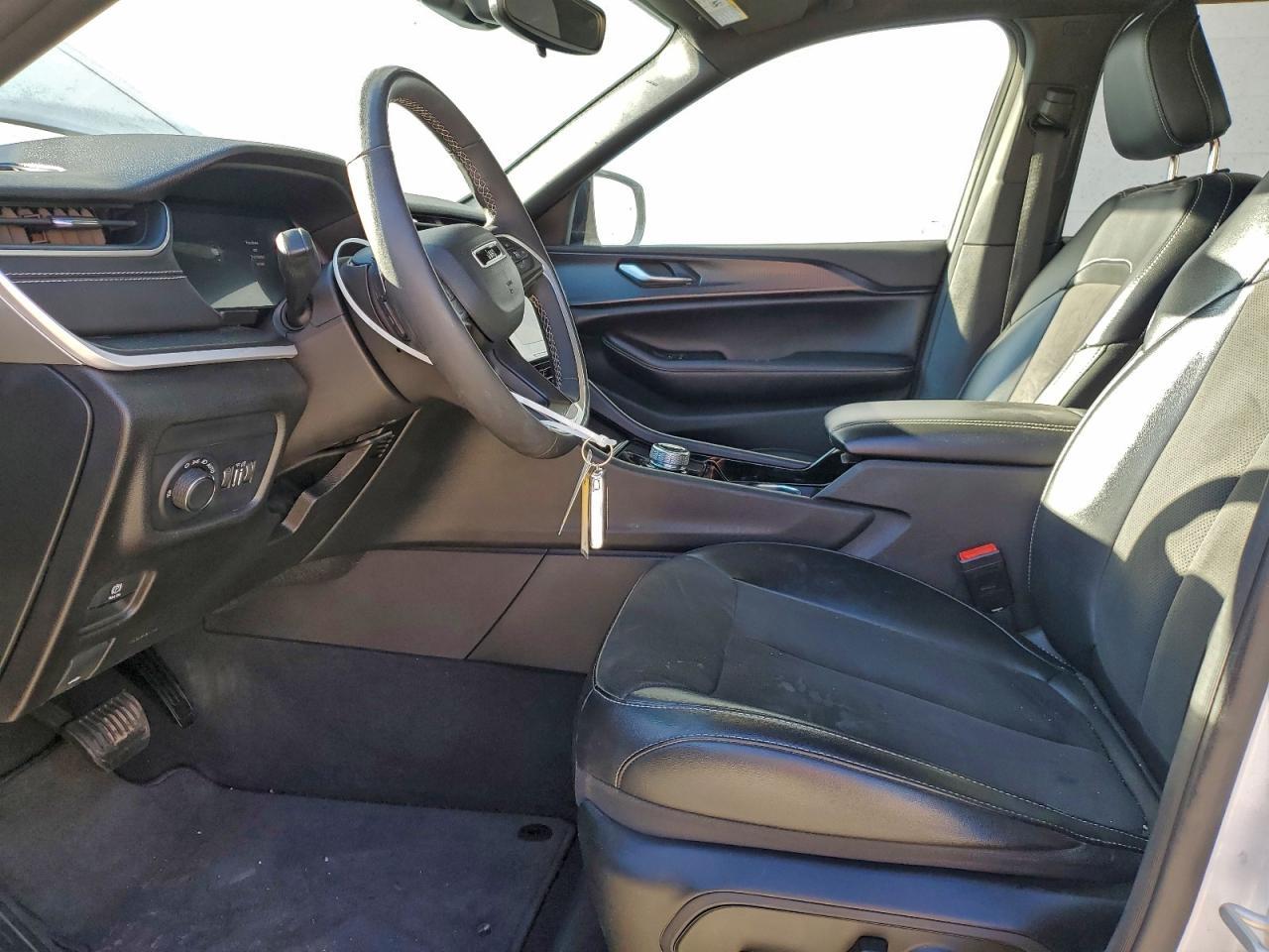 2023 Jeep Grand Cherokee Laredo - Image 7