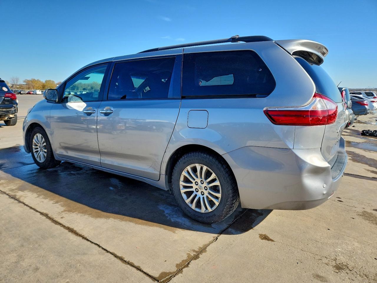 2016 Toyota Sienna Xle 8-Passenger - Image 2