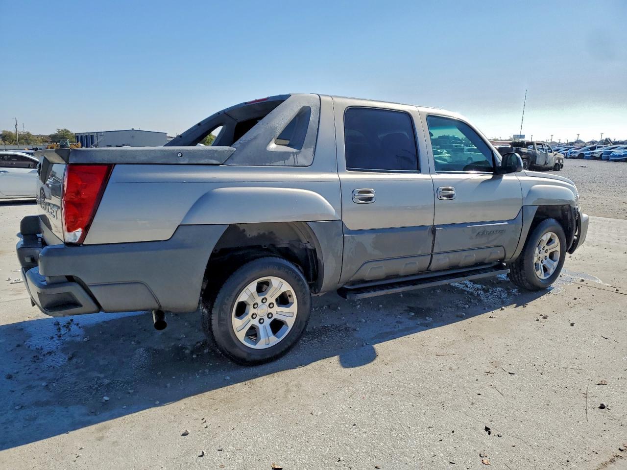 2002 Chevrolet Avalanche C1500 - Image 3