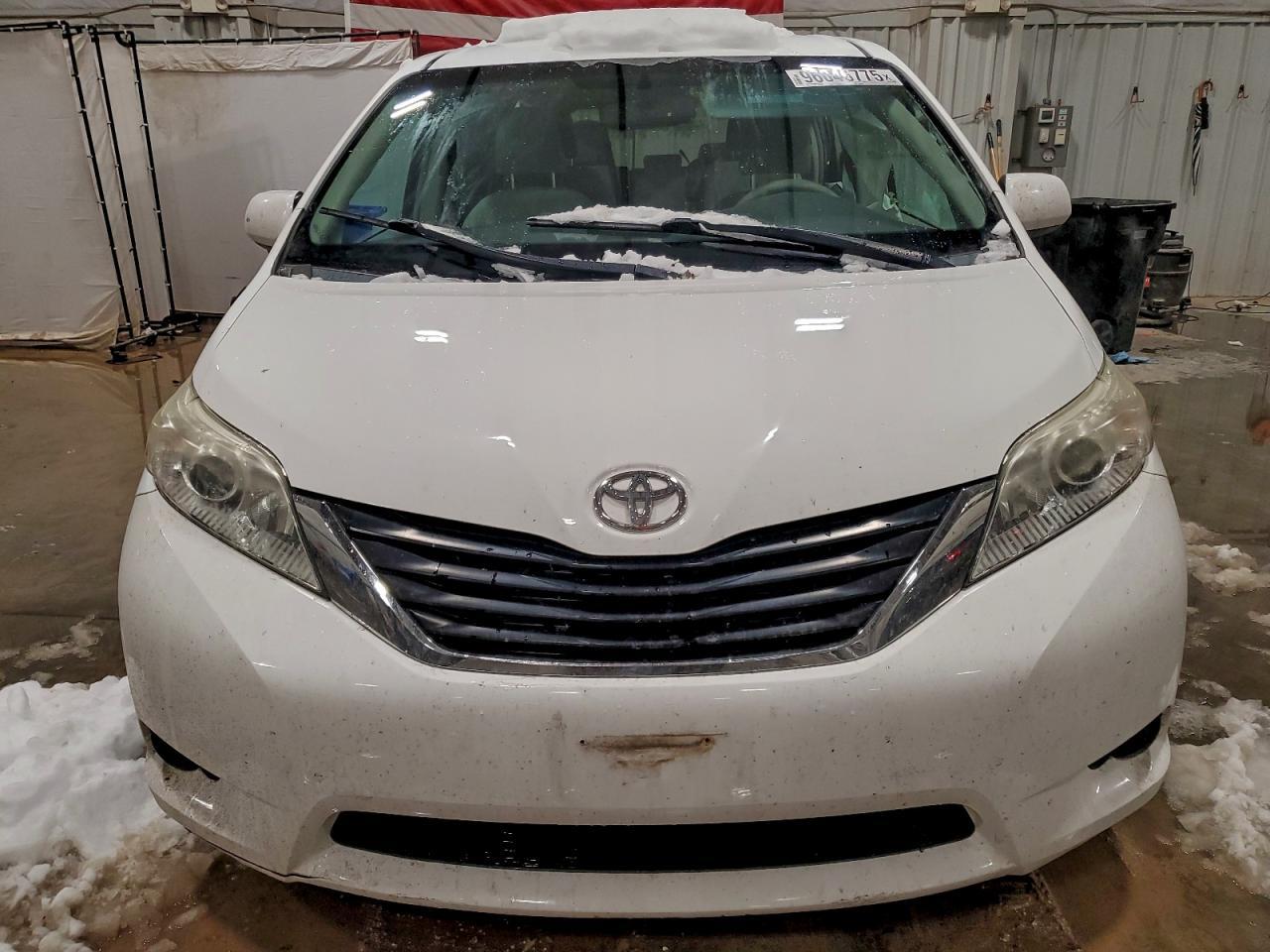 2011 Toyota Sienna Le - Image 5