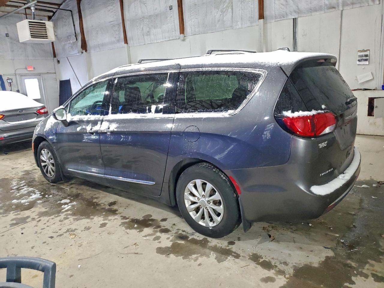 2017 Chrysler Pacifica Touring L - Фото 2