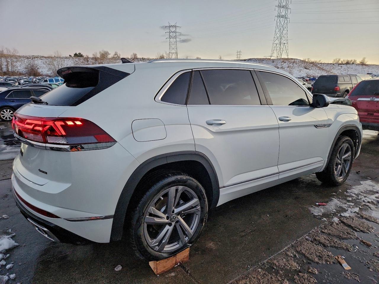 2024 Volkswagen Atlas Cross Sport Sel R-Line - Image 3