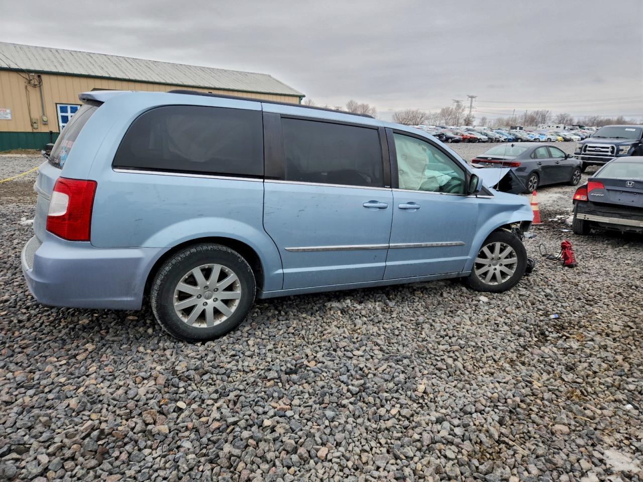 2013 Chrysler Town & Country Touring - Image 3