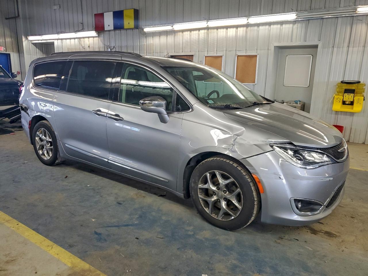 2018 Chrysler Pacifica Limited - Image 4