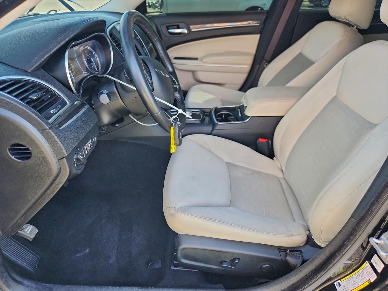 2022 Chrysler 300 Touring - Image 7