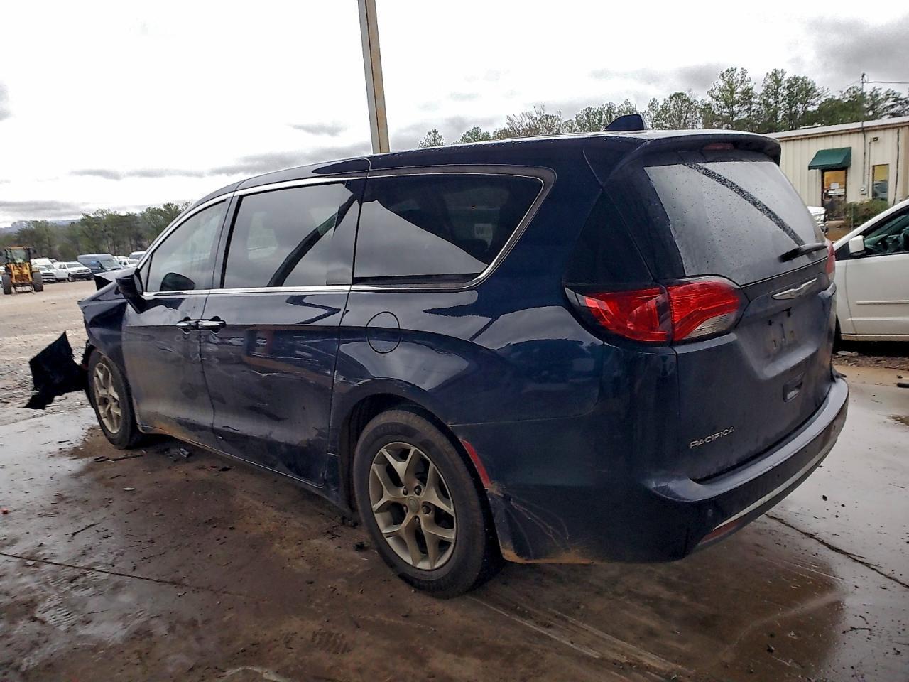 2018 Chrysler Pacifica Touring Plus - Image 2
