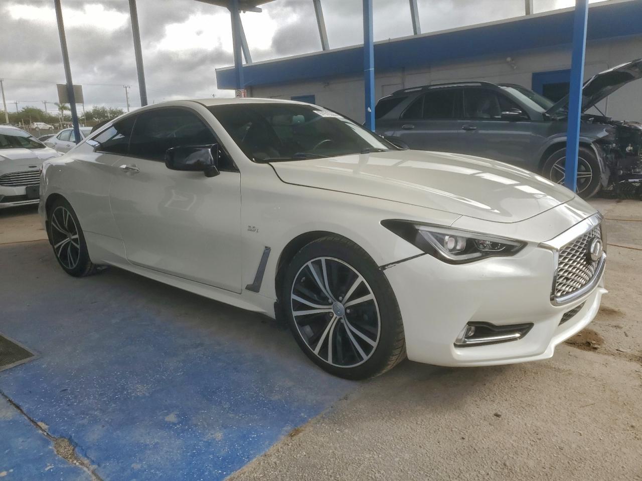 2018 Infiniti Q60 Luxe 300 - Image 4