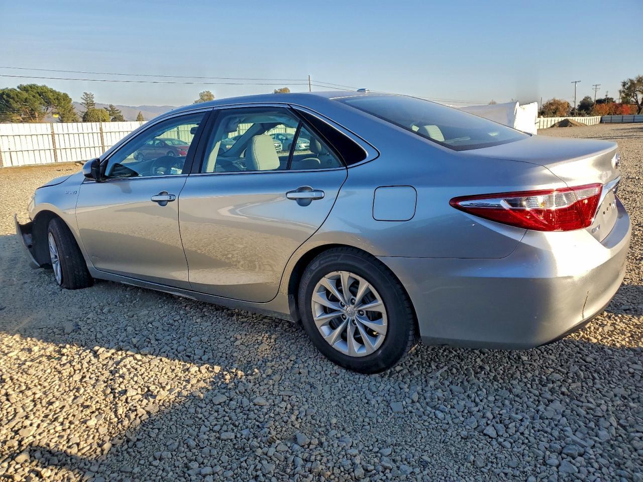 2015 Toyota Camry Hybrid Le - Фото 2