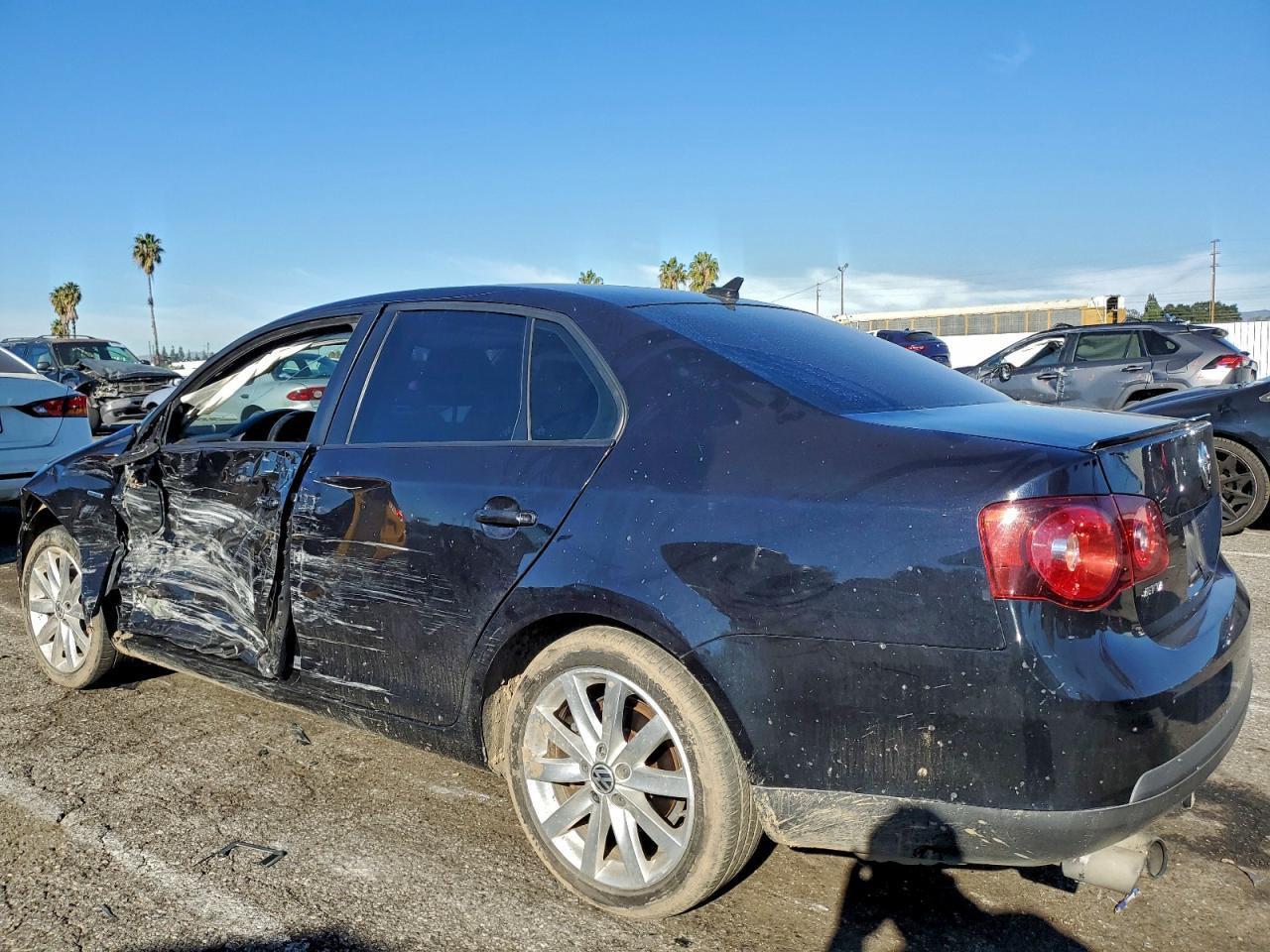 2010 Volkswagen Jetta Wolfsburg - Фото 2