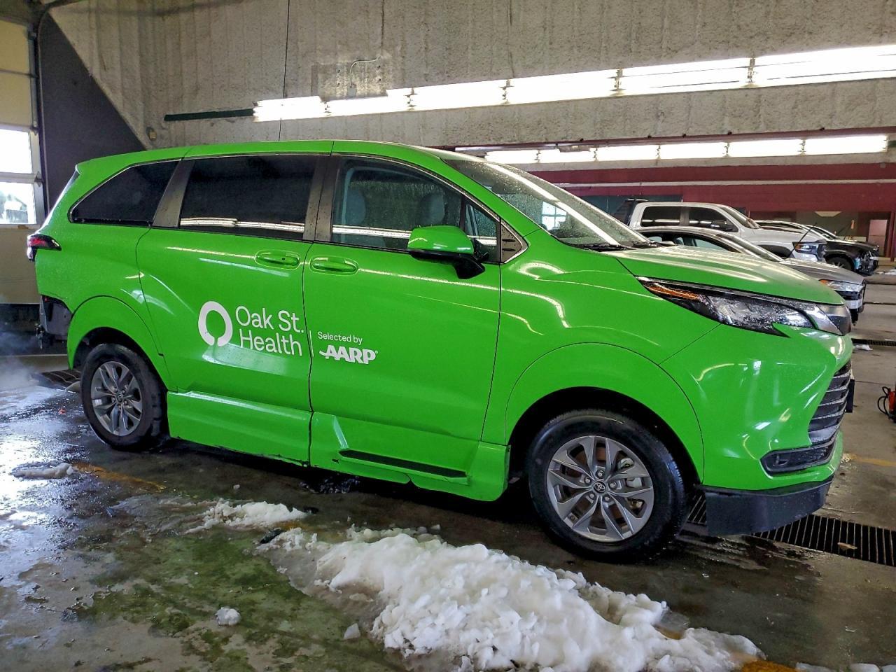 2022 Toyota Sienna Le - Image 4