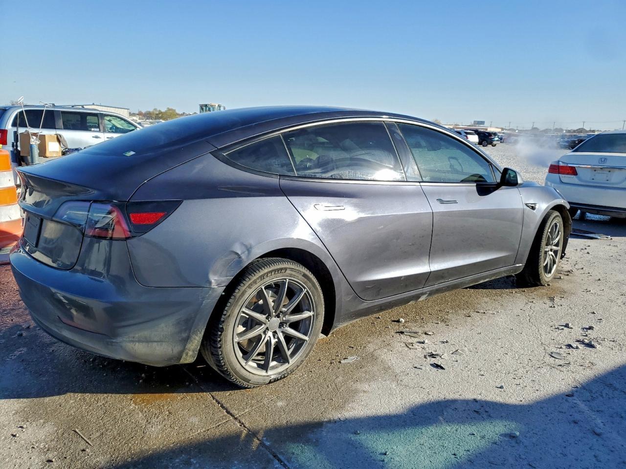 2023 Tesla Model 3 - Фото 3