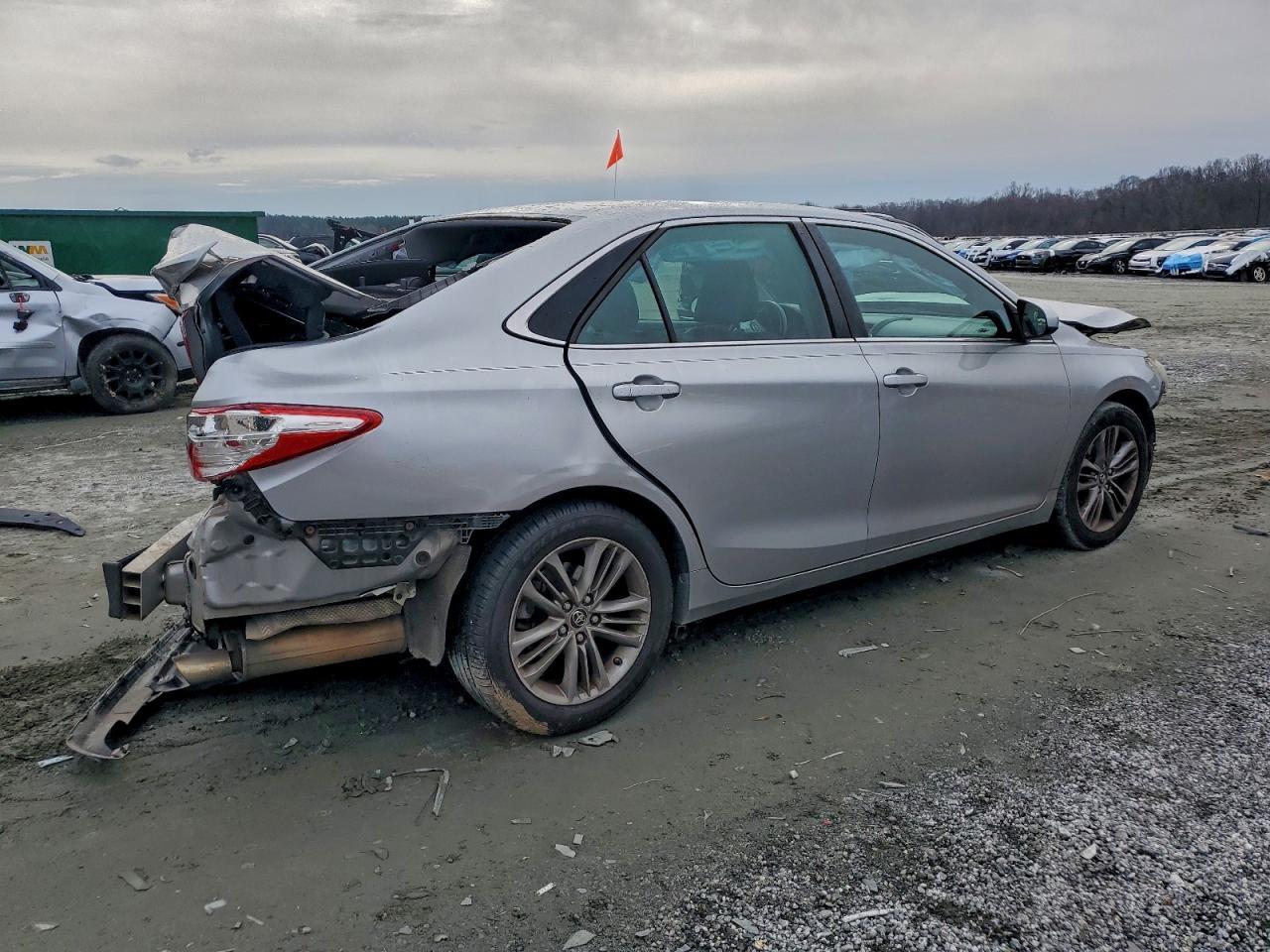 2015 Toyota Camry Le - Фото 3