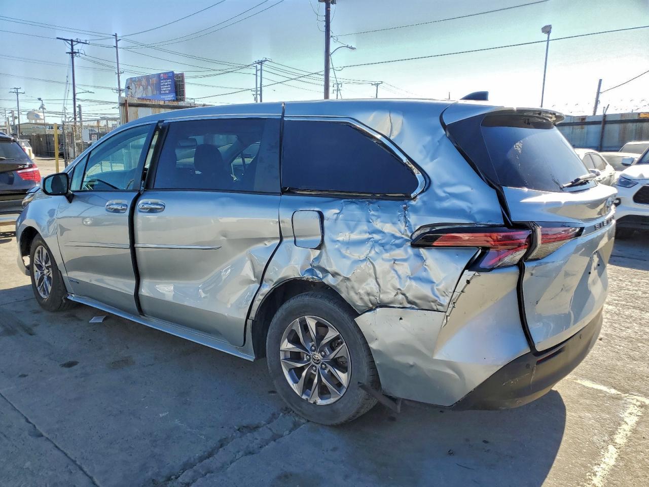 2021 Toyota Sienna Xle - Image 2