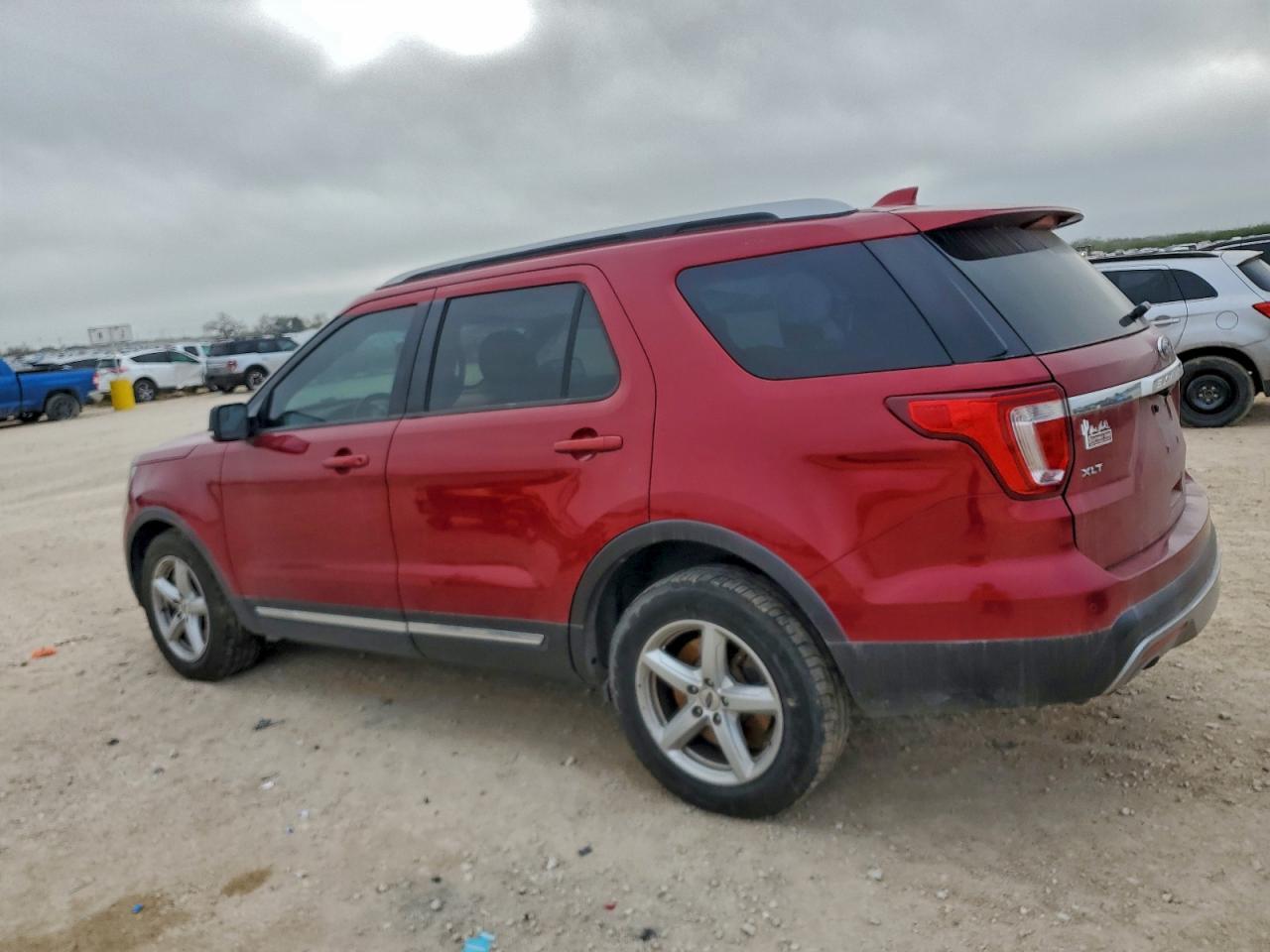 2016 Ford Explorer Xlt - Фото 2